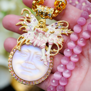 Kirks Folly粉色手绘珐琅破碎翅膀蝴蝶仙子海景月亮吊坠项链