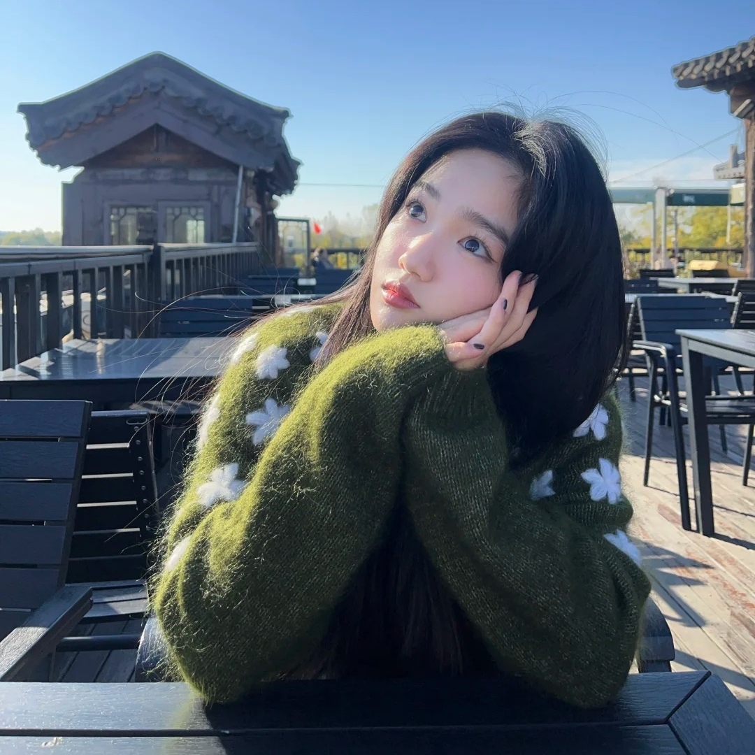 超显白！刺绣绿色花朵毛衣开衫