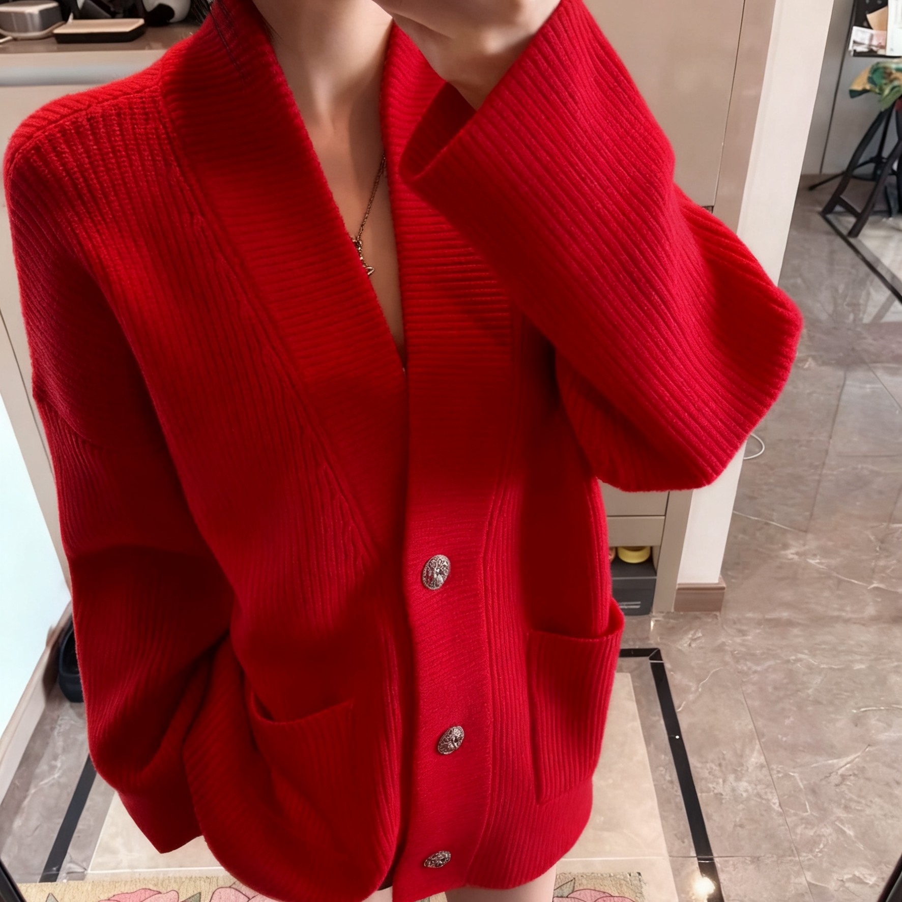 氛围感！红色V领单排扣毛衣开衫