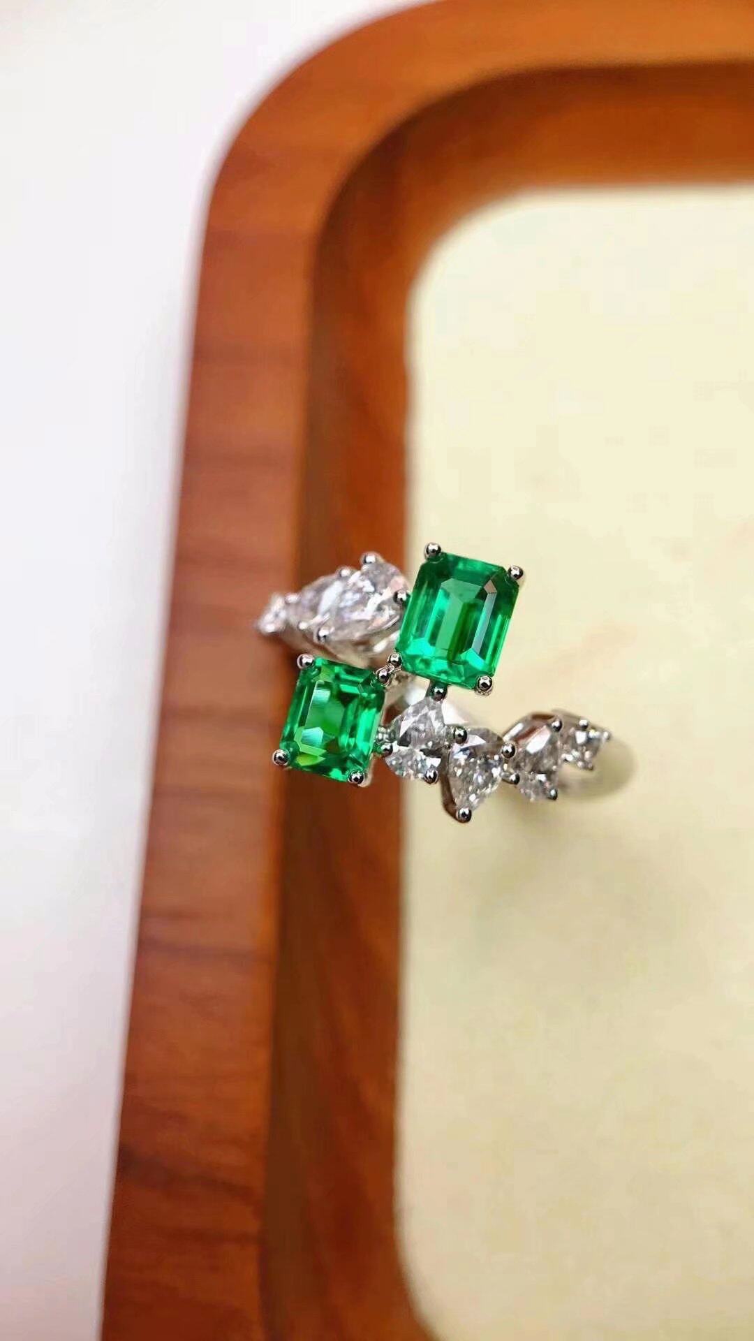 18K金配南非钻石镶嵌女款 0.83克拉天然赞比亚祖母绿戒指真金真钻