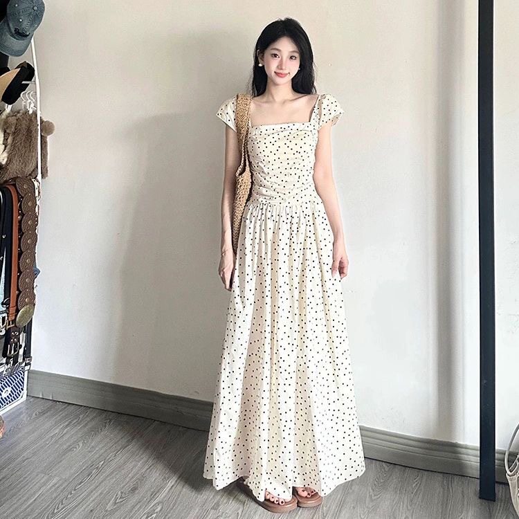 2025新款法式方口领米白色少女感连衣裙女夏季显瘦感仙气波点长裙