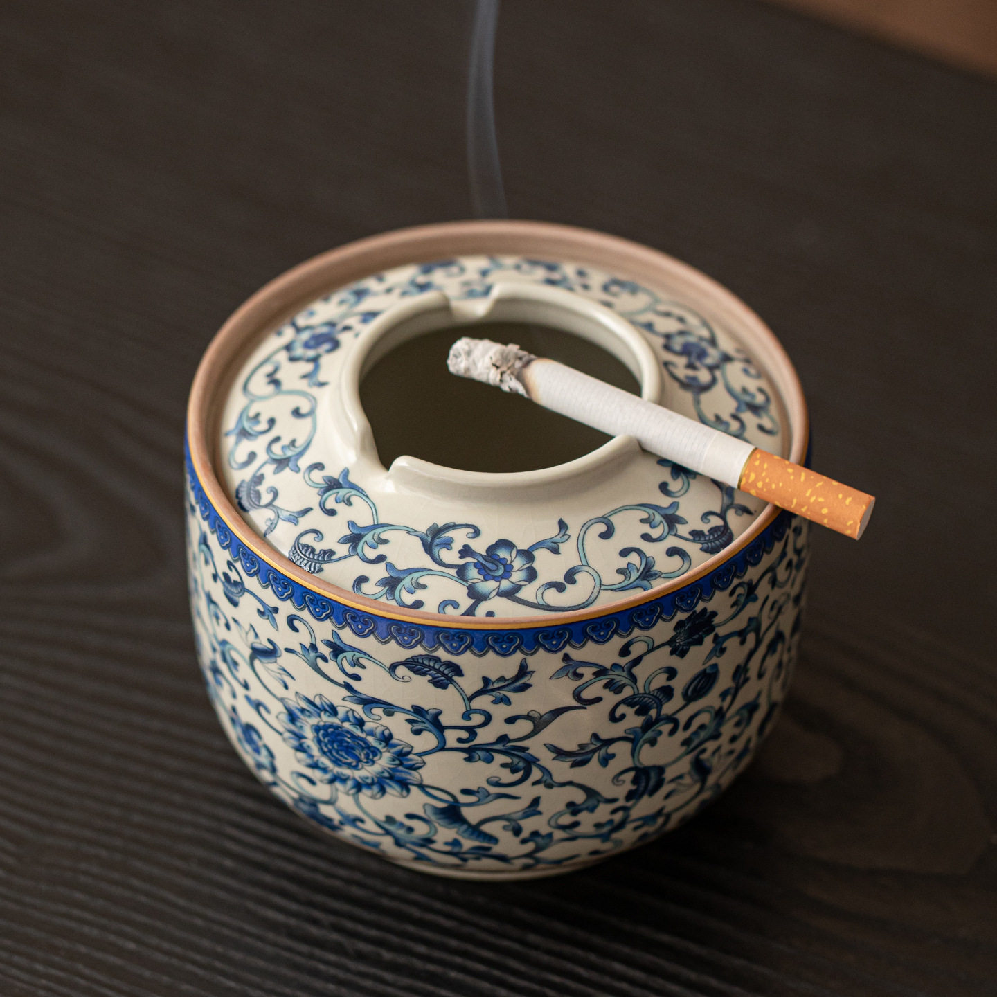 冬未缠枝莲中式陶瓷烟灰缸带盖青花瓷古典花纹家用桌面装饰烟缸