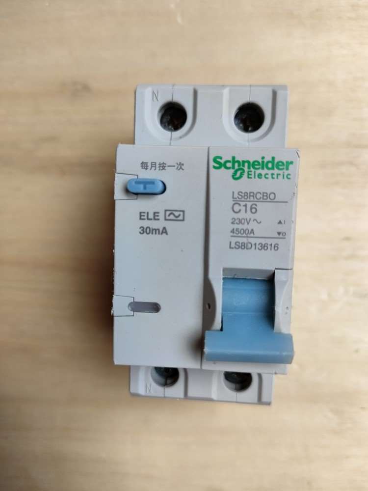 施耐德LS8RCBO 16安拆机只有16安二十几个-议价