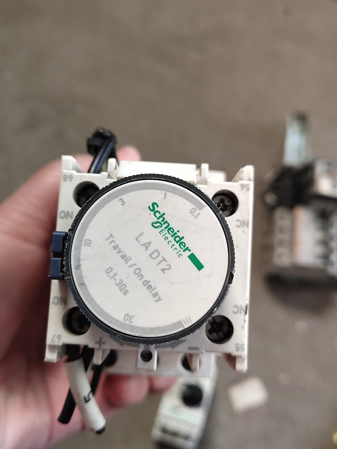 施耐德接触器CAD32M7C   40元施耐德延时继电器-议价