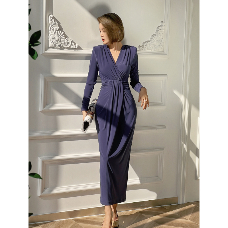 褶皱冰丝直角肩长袖V领连衣裙