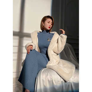 XULU原创纯色坑条针织绒毛气质优雅通勤简约泡泡袖 高领胸针连衣裙