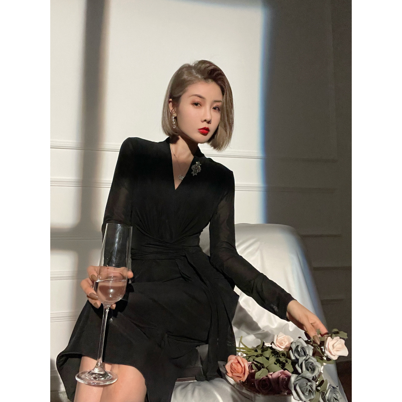 简约百搭纯色长袖V领连衣裙