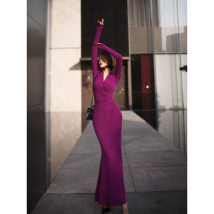 XULU原创简约慕斯绒纯色鱼尾裙优雅知性别致交叠领长袖 连衣裙