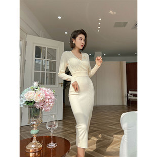 XULU原创高定软糯绵羊毛混纺米白针织气质珍珠胸针长袖 V领连衣裙