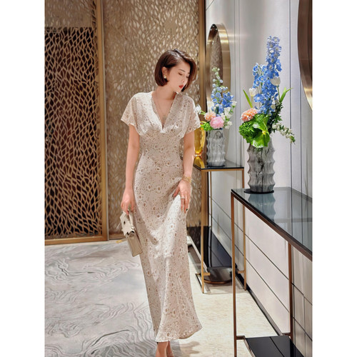 XULU原创夏季温柔风碎花高级感包臀裙修身显瘦短袖长款V领连衣裙