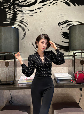 XULU原创气质醋酸压胶印花打底衫黑色百搭修身灯笼袖花边V领上衣