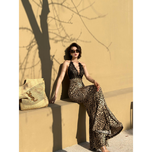 XULU原创冰丝豹纹欧美性感野性魅力露背包臀裙蕾丝花边挂脖连衣裙