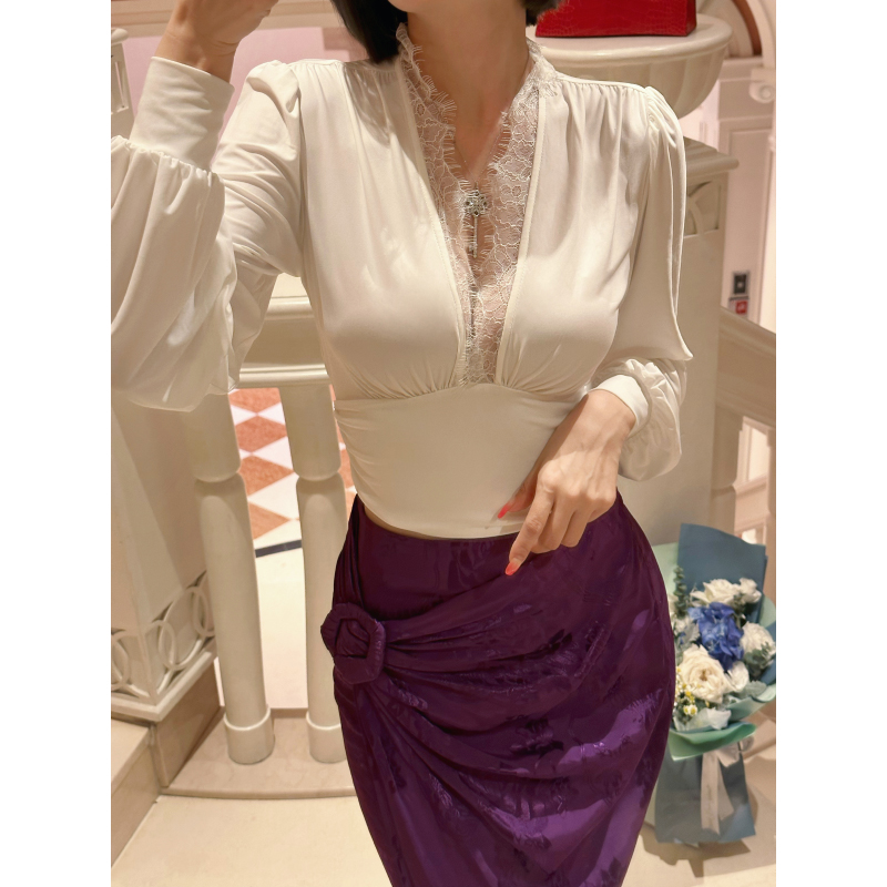 牛奶丝拼接蕾丝修身长袖打底上衣