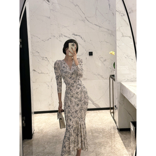 XULU原创高定水晶麻纱印花温婉大气知性泡泡袖褶皱显瘦V领连衣裙