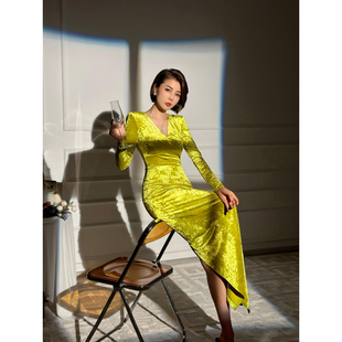 XULU原创醋酸冰花绒黄绿色气质名媛修身直角肩高腰长袖V领连衣裙