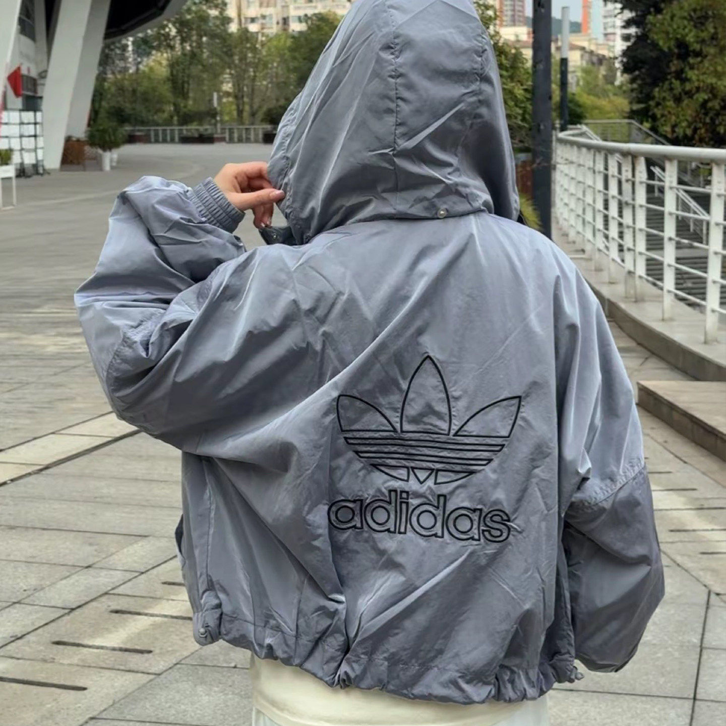 阿迪达斯三叶草灰色外套女秋季新款防风美式复古大logo运动棒球服