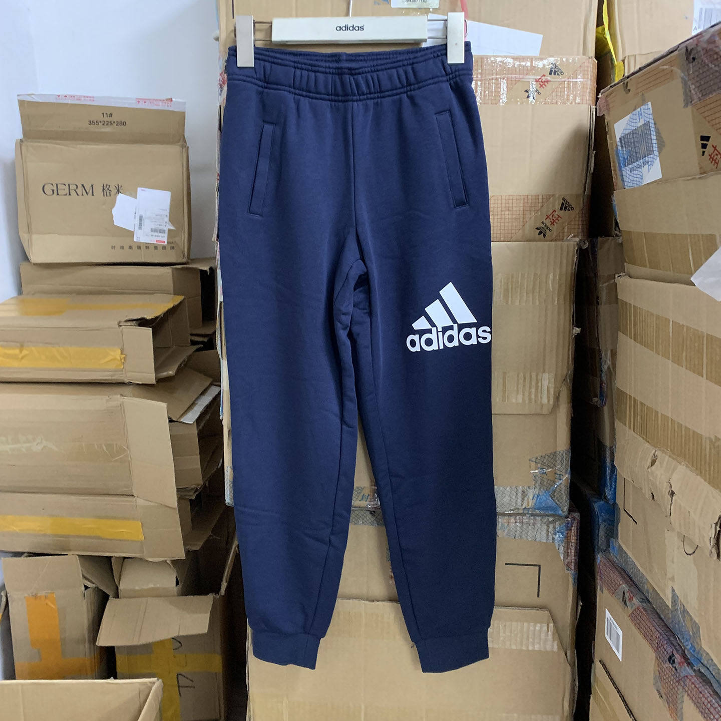 Adidas/阿迪达斯正品Essential大童经典字母印花束脚长裤HR6383