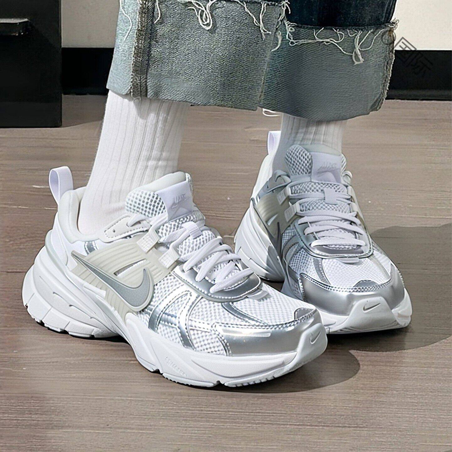 Nike耐克鞋子银色运动鞋正品女鞋V2K跑步鞋秋季新款老爹鞋网面鞋