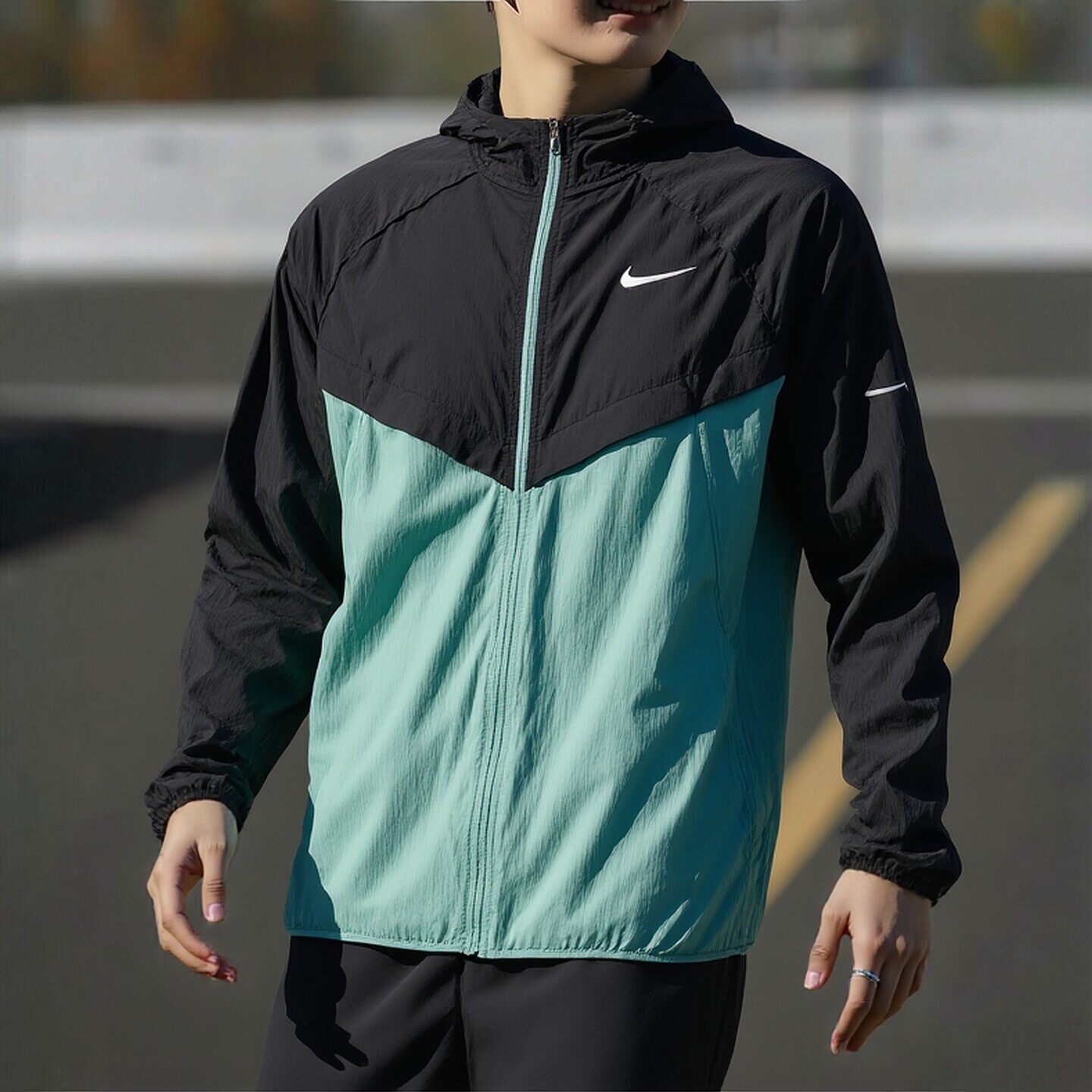 Nike耐克轻薄款防晒夹克新款男子防水外套梭织防风运动服跑步上衣