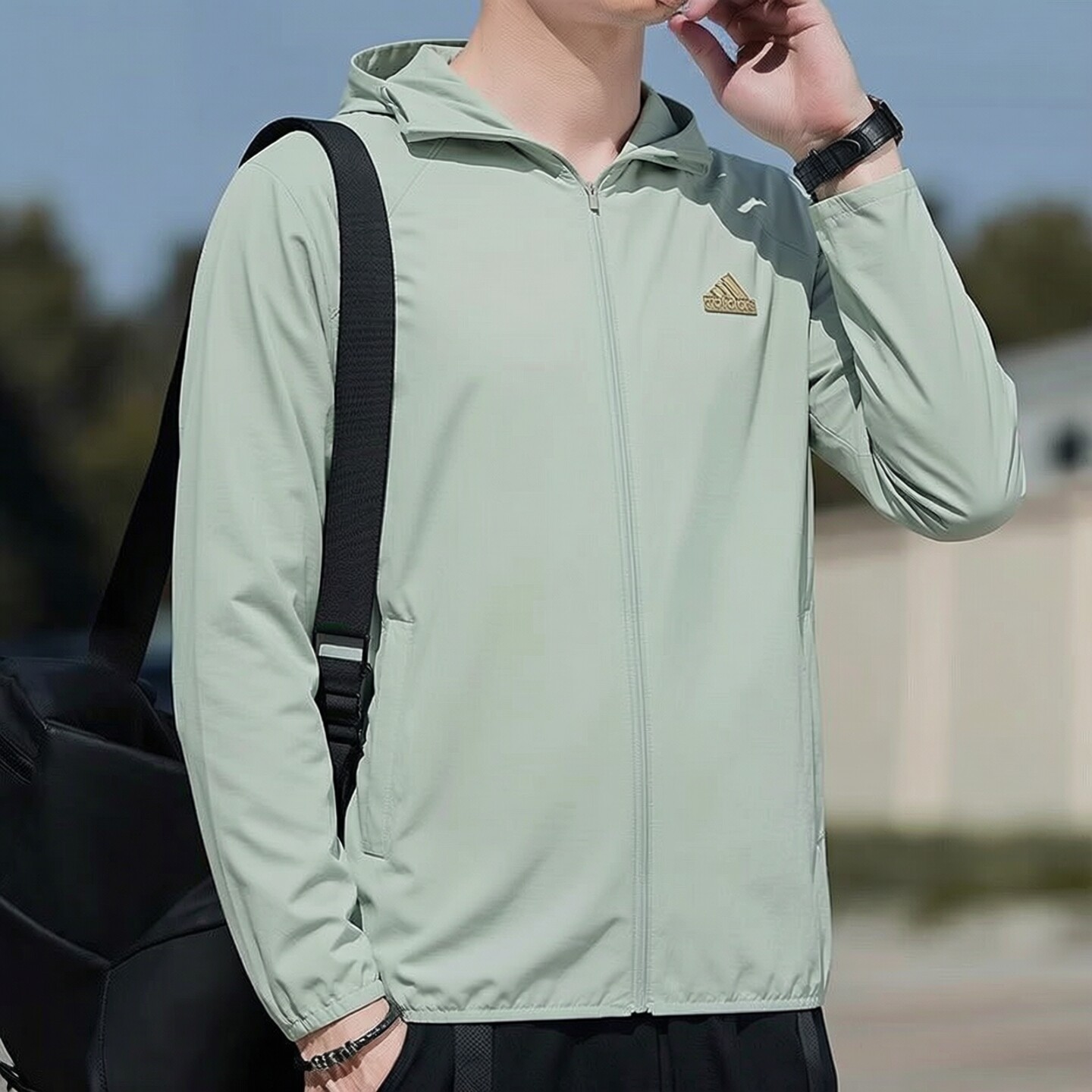 阿迪达斯绿色外套男士新款户外防晒服透气休闲运动服连帽夹克上衣