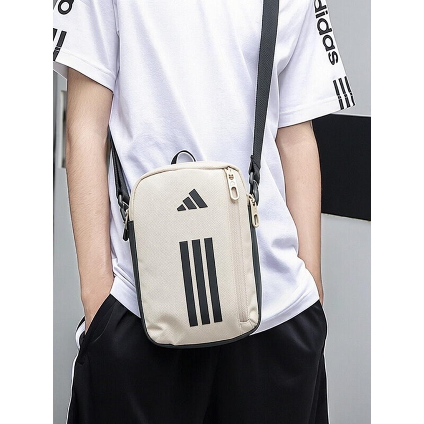 adidas运动斜挎包男女小包新款户外休闲旅行通勤男士卡其色单肩包