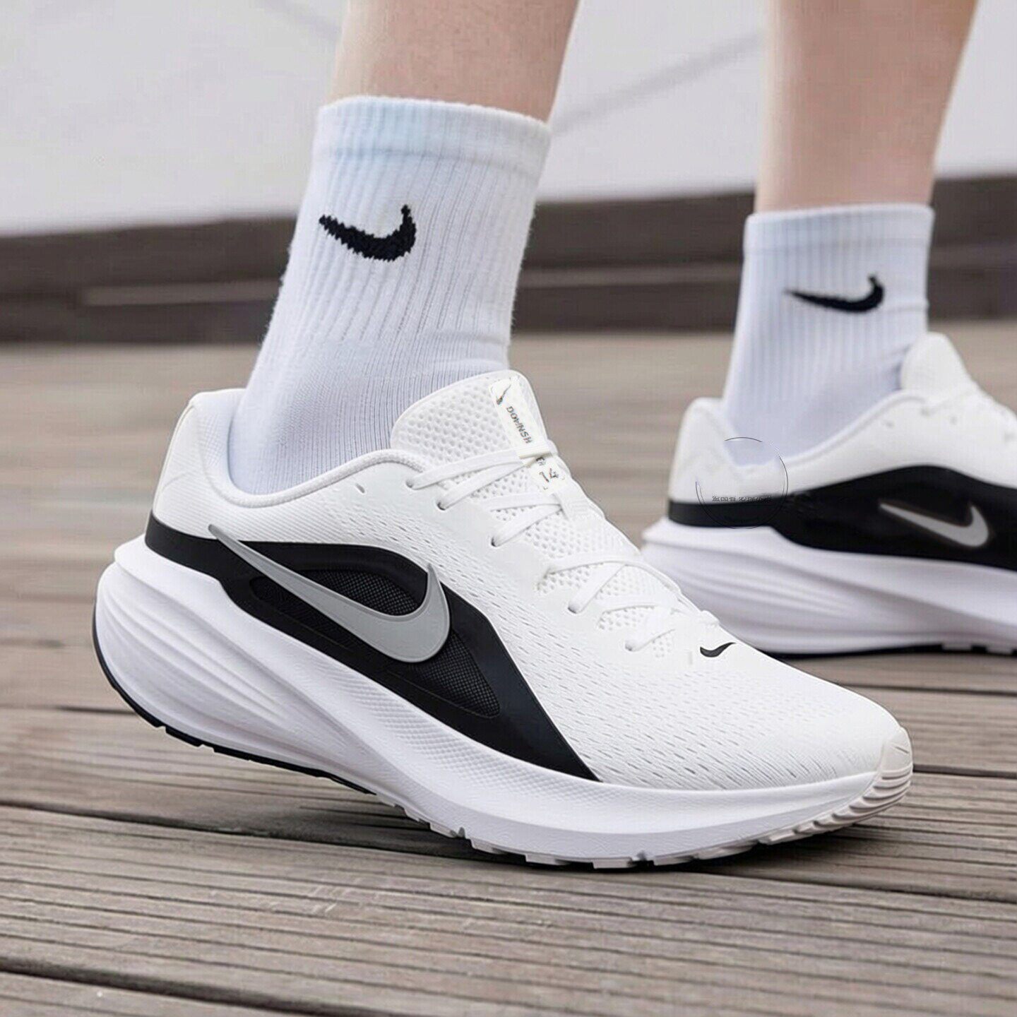 Nike耐克鞋子白色跑步鞋
