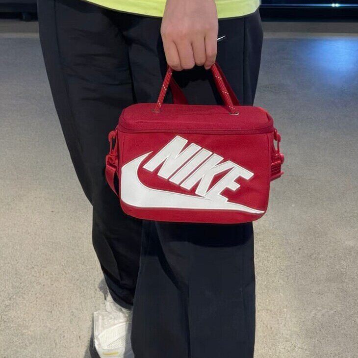 Nike耐克鞋盒斜挎包新款红色单肩包男女运动包休闲手提包潮流小包
