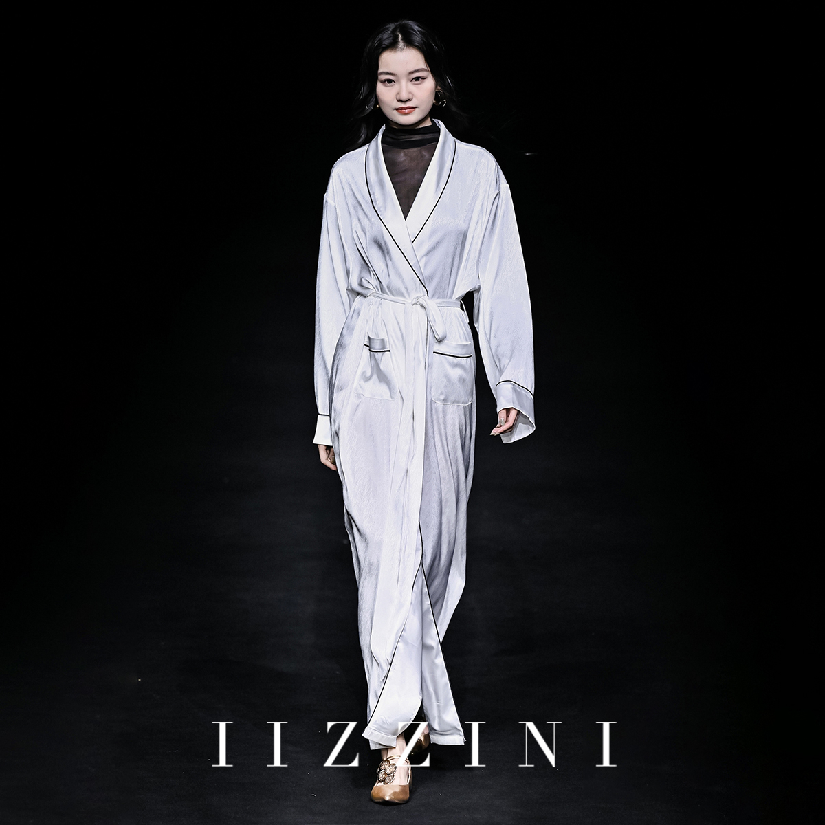 IIZZINI秀場款長袖冰絲白色睡袍