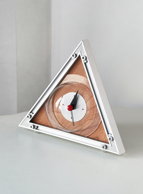 虚室杂陈新款原创中古包豪斯三角形钟表复古高级静音时钟桌面摆件