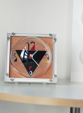 虚室杂陈新款中古包豪斯钟表复古时尚高级感静音客厅时钟桌面摆件