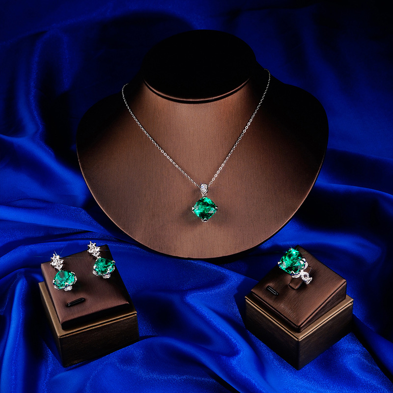 彩宝女高端设计项链高级感时尚