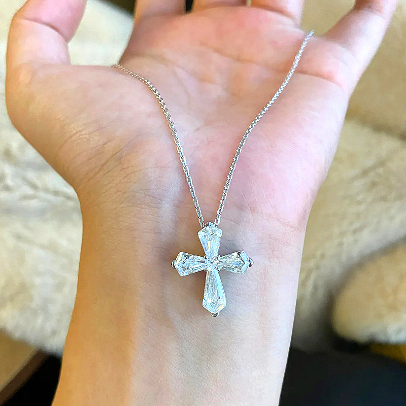 轻奢小众设计水晶十字架吊坠女