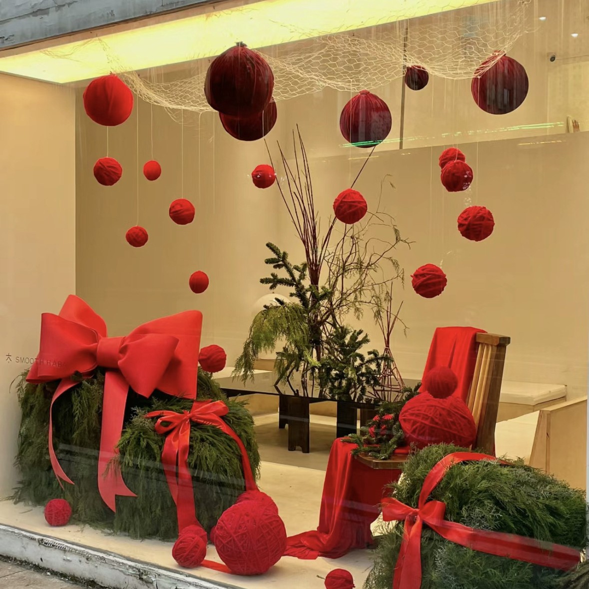 元旦圣诞节橱窗装饰道具打卡点布置美陈列泡沫婚礼布景红色毛线球