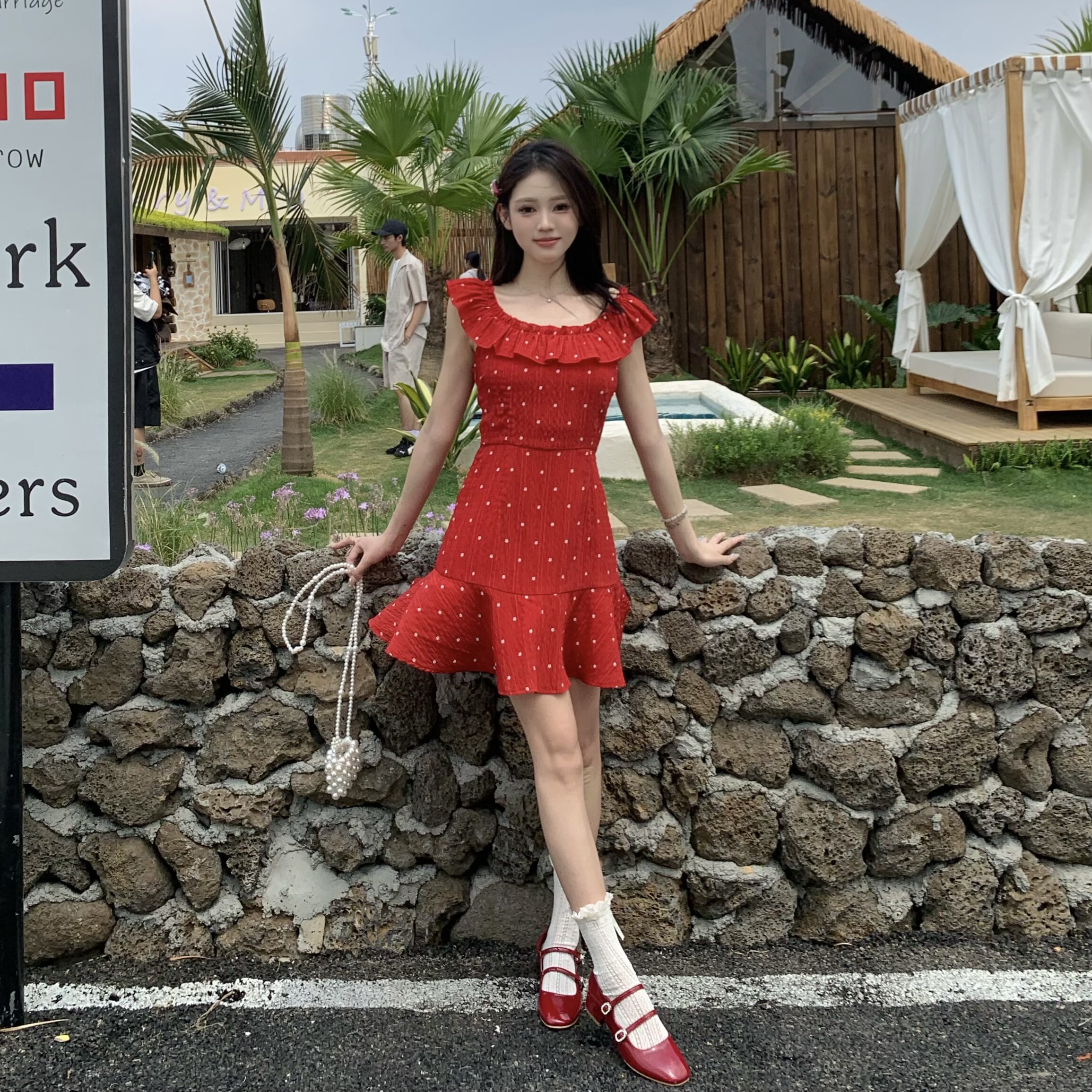 3MER明媚大美女显白波点红裙子