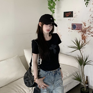 3MER哦哦三妹 美式辣妹十字架正肩短袖T恤女春夏韩系修身短款上衣