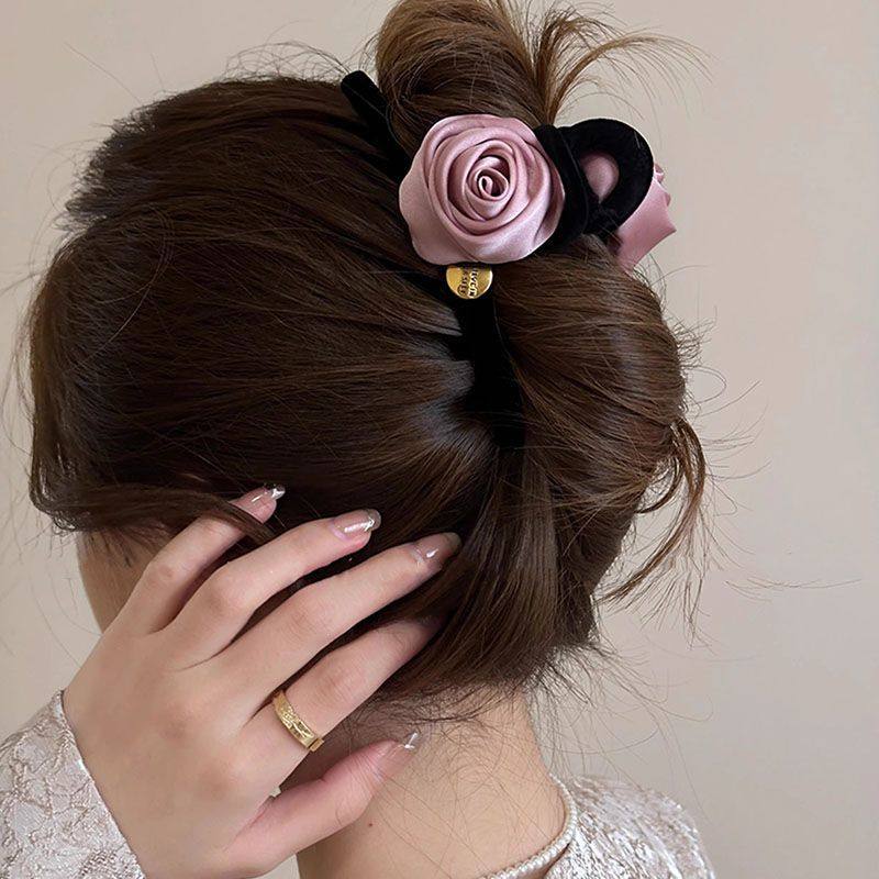 玫瑰花布艺发夹女过年缎面后脑勺秋冬高端气质花朵抓夹大号鲨鱼夹