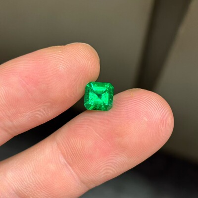 1.28克拉天然哥伦比亚祖母绿 玻璃体Vibrant评级 八角切工