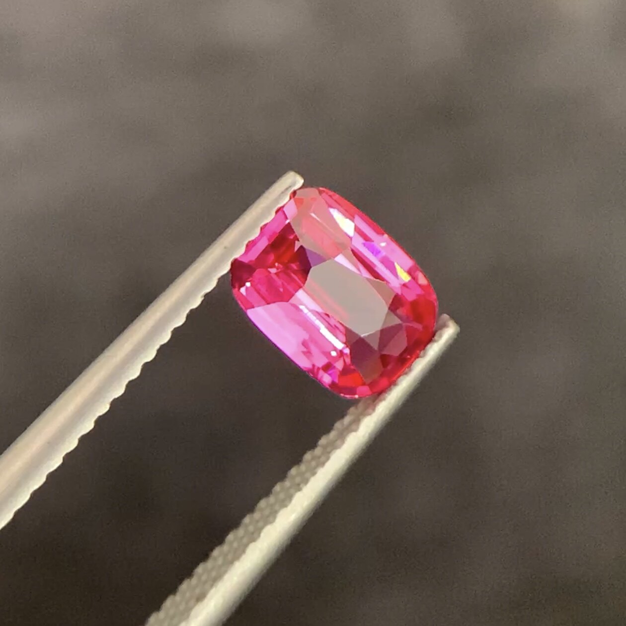 1.55克拉天然超级热粉尖晶石 玻璃体颜色浓艳台面大 吉尔德证书
