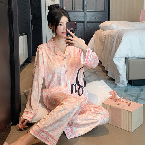 金丝绒轻奢字母印花带胸垫睡衣女