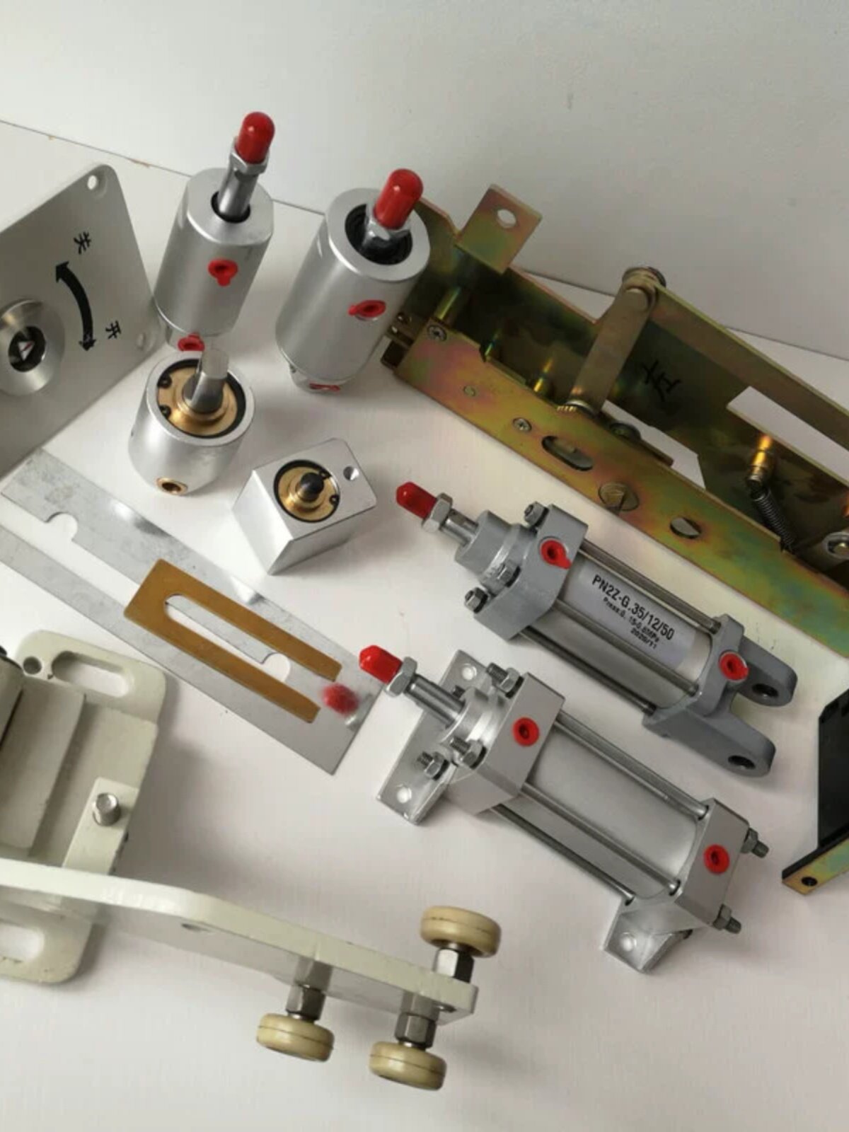 博得防挤压开关解锁复位锁气动塞拉门机车配件常开常闭三角锁