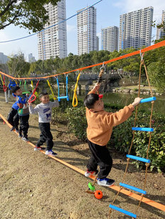 幼儿园户外儿童走扁带秋千游戏吊环攀爬行走感统训练拓展体能锻炼