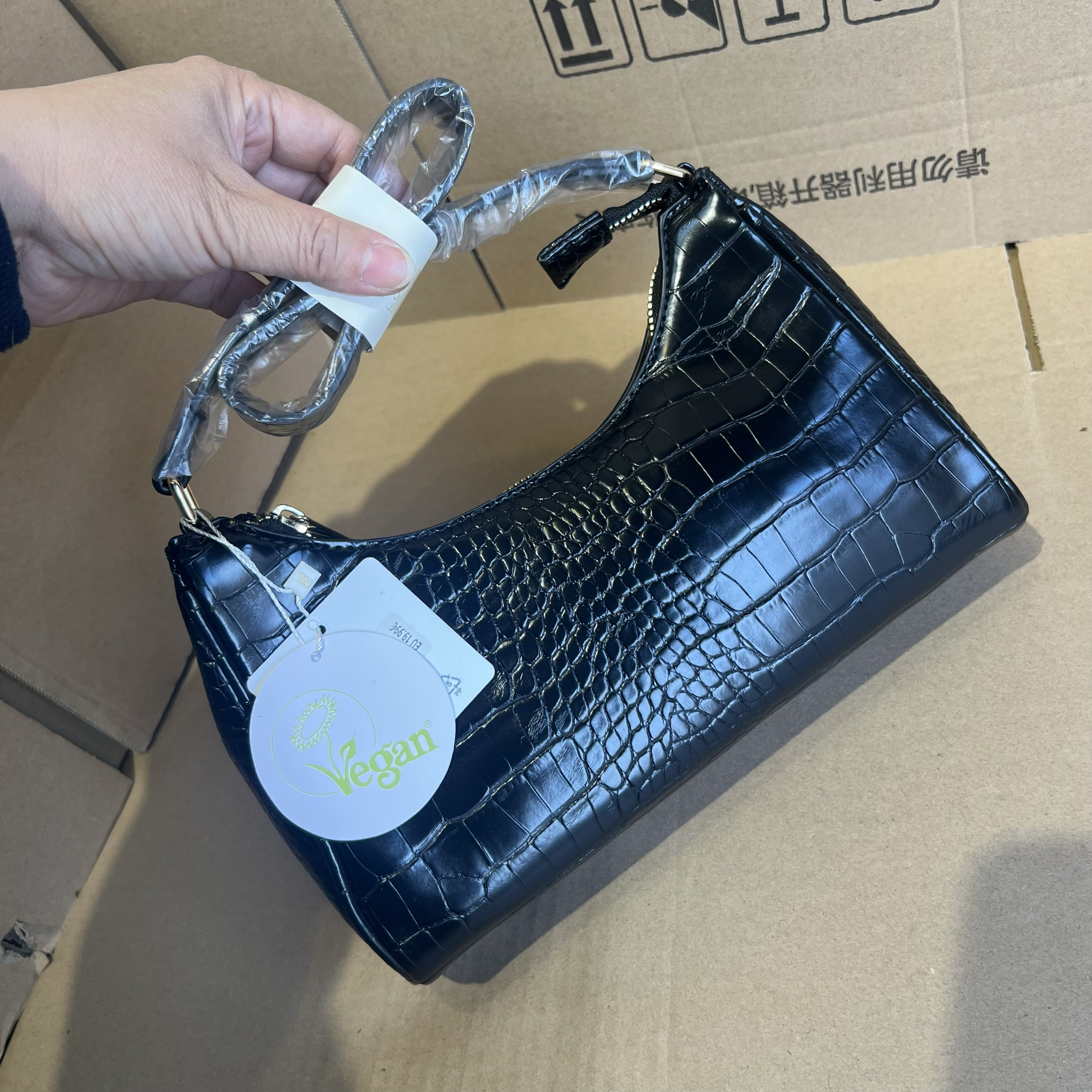 出口外贸尾货纯原单欧美小众腋下包女鳄鱼纹亮面个性高级感单肩包