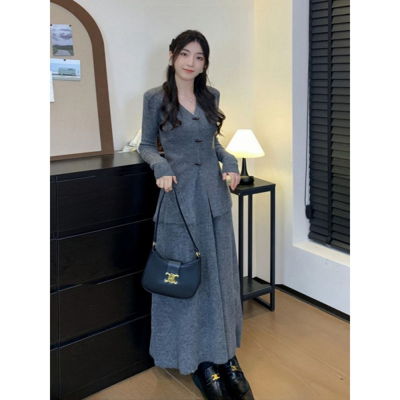 v领牛角扣时尚套装女秋冬新款修身显瘦收腰针织开衫半身裙两件套