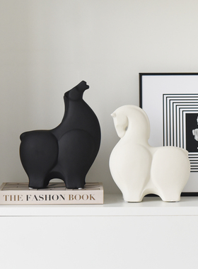 北欧现代意式极简轻奢风装饰品摆件样板房软装书柜格子陶瓷马摆设