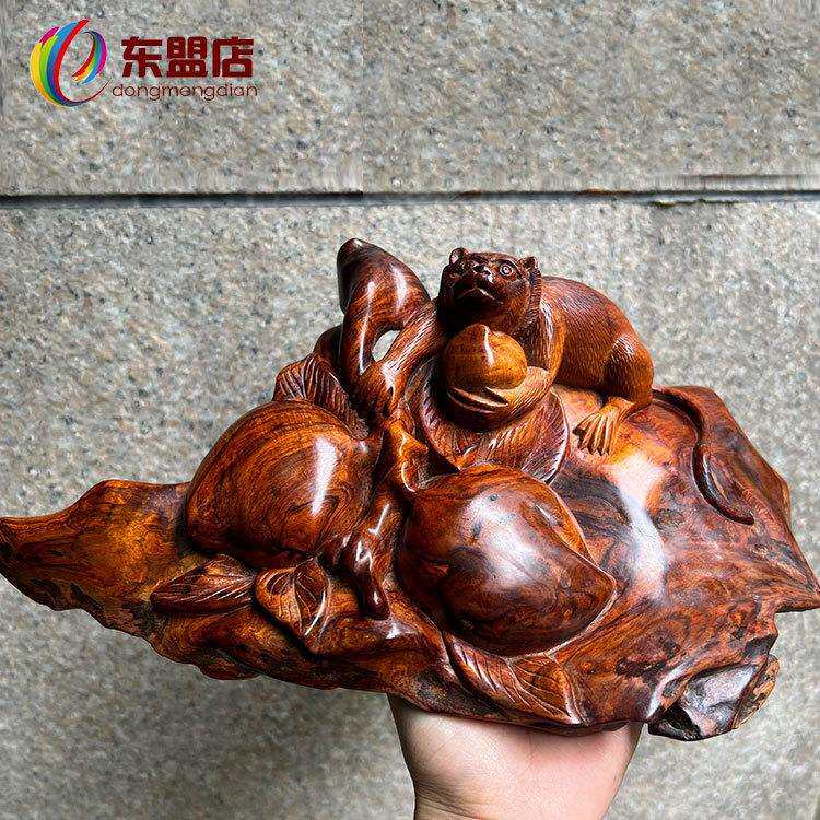 越黄老料根雕工艺品越南黄花梨猴子献桃雕刻虎皮纹摆件桌摆出售