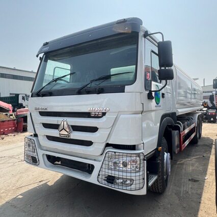 工厂供应跨境牵引车6x4牵引车头371马力豪沃半挂拖车头行李牵引车