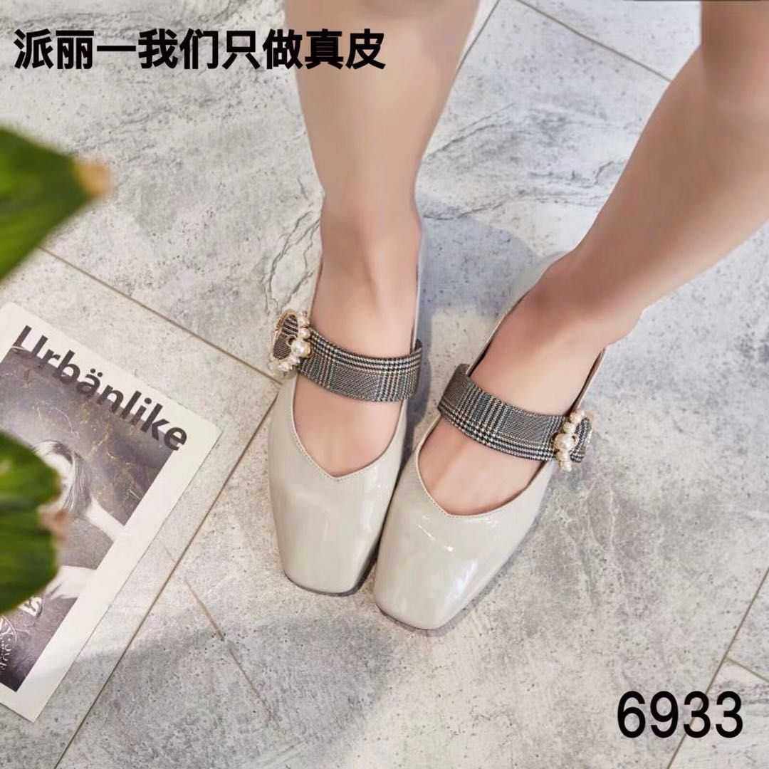 派丽正品6933漆皮平跟珍珠饰扣淑女百搭真皮女单鞋