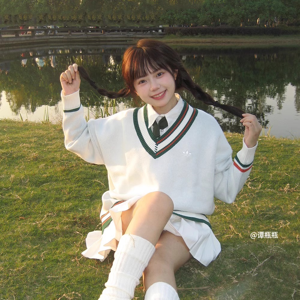 阿迪达斯女子休闲复古V领套头衫