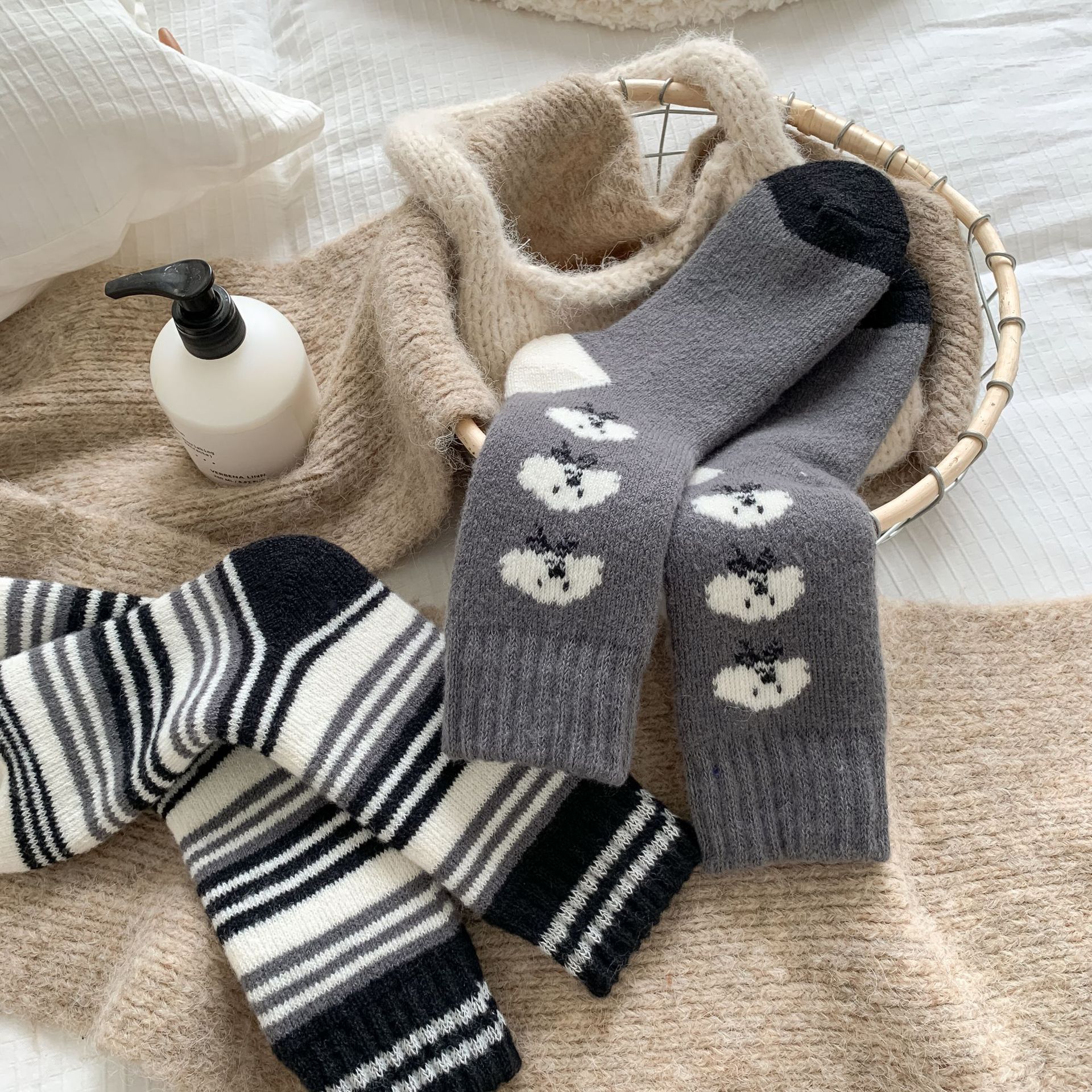 厚实羊绒袜子女秋冬季加绒加厚毛圈长袜日系蝴蝶结条纹小狗中筒袜