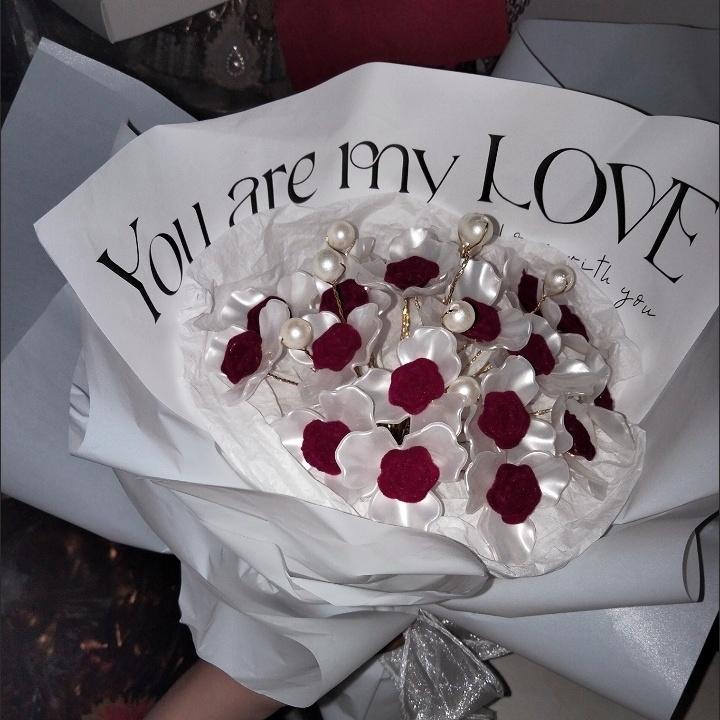 我们的爱就像这手捧花，永不凋谢